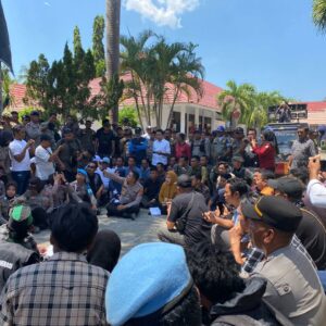 Kapolres Bima Kota Turun Langsung Pimpin Pengamanan Aksi Demo Mahasiswa di Dua Lokasi DPRD