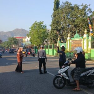 Anggota Lantas Polsek Rasanae Barat Laksanakan Rawan Pagi di Depan MTsN 1 Kota Bima