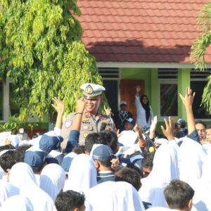 Kasat Lantas Polres Bima Kota Jadi Irup di SMPN 2, Ajak Pelajar Tertib Berlalu Lintas