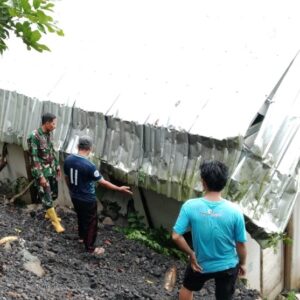 Talud Ambruk di Desa Tamansari, Babinsa Sigap Dampingi Warga