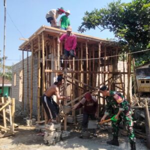 Babinsa dan Warga Desa Langko Bersatu dalam Pengecoran Rumah
