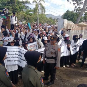 Polres Bima Kota Beri Pengamanan Aksi Unjuk Rasa di Depan Gedung DPRD Kabupaten Bima
