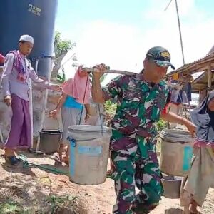 Wujud Nyata Kepedulian TNI Antar Air untuk Warga Desa