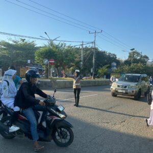 Anggota Lantas Polsek Rasanae Barat Gelar Strong Point Pagi di Depan MTsN 1 Kota Bima