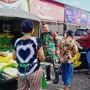 Bersama Bulog, TNI Bantu Stabilkan Harga Beras di Mataram