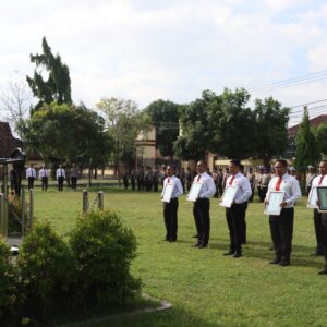 Kapolres Bima Kota Berikan Penghargaan Kepada 12 Anggota Berprestasi dan Bagikan Buku Saku Quick Wins Presisi