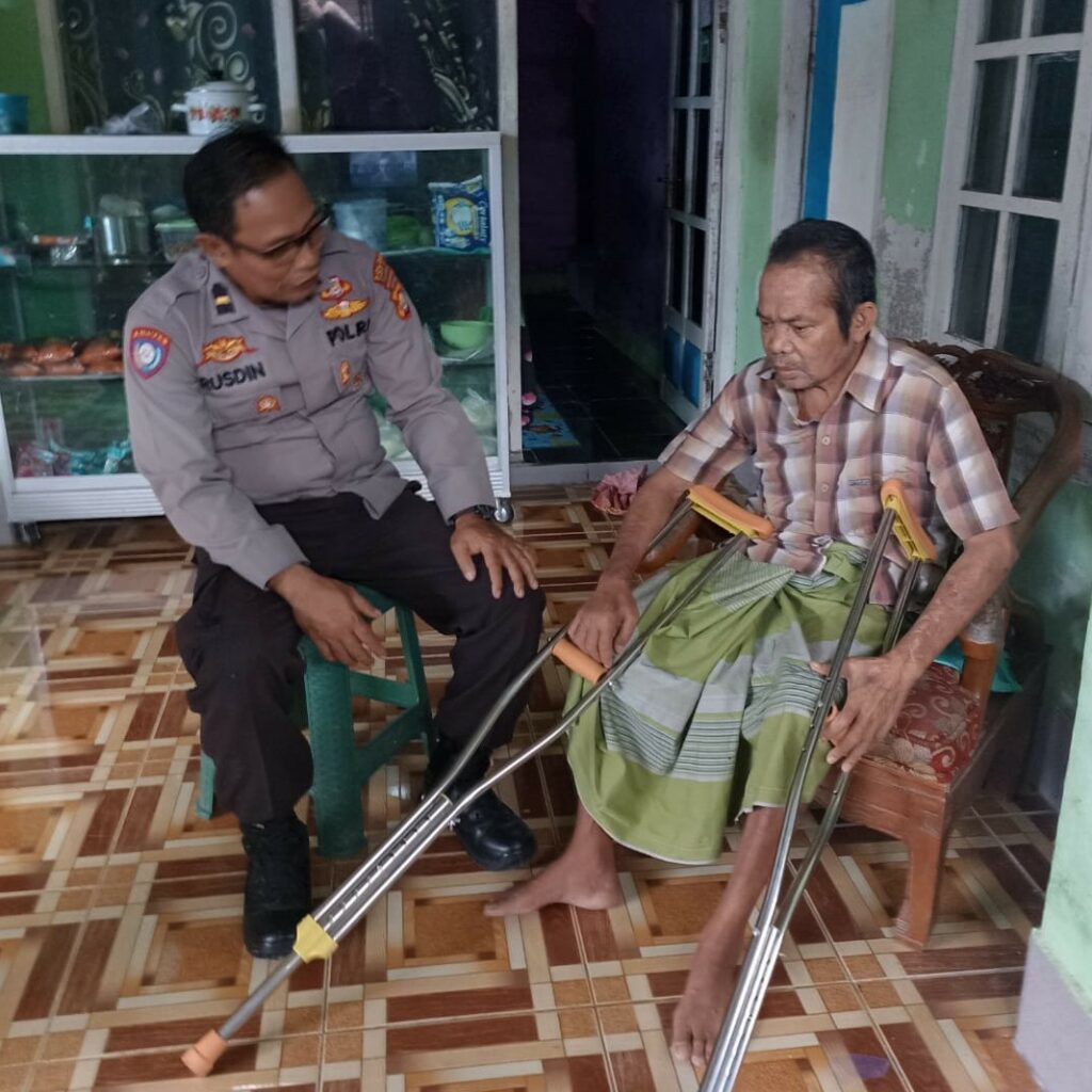 Polres Lombok Barat Salurkan Bantuan Tongkat untuk Lansia di Dusun Gubuk Genteng