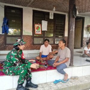 Sentuhan Humanis Babinsa Wanita Pertama NTB di Desa Karang Bayan