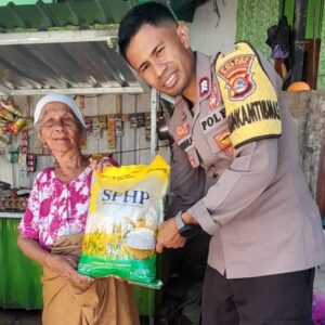 Polsek Rasanae Timur Berbagi Kebaikan, Salurkan Bantuan Beras untuk Warga yang Membutuhkan