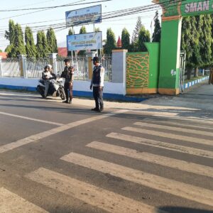 Sat Samapta Polres Bima Kota Laksanakan Gatur Lalin Pagi di Titik Rawan Macet dan Layani Anak Sekolah Menyeberang Jalan