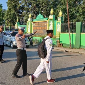 Anggota Lantas Polsek Rasanae Barat Polres Bima Kota Laksanakan Strong Point di Depan MTsN 1 Kota Bima