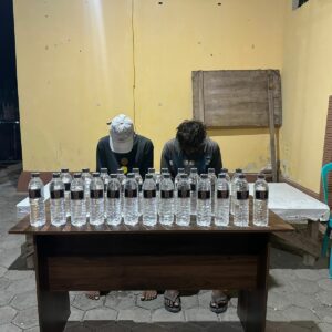 Tim Opsnal Polsek Asakota Gagalkan Peredaran Puluhan Botol Bir, Amer, dan Arak Bali