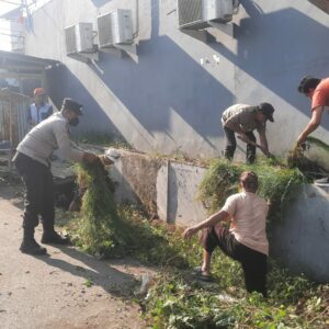 Bhabinkamtibmas Kelurahan Melayu Ikut Gotong Royong Bersama Warga, Wujudkan Lingkungan Bersih dan Aman