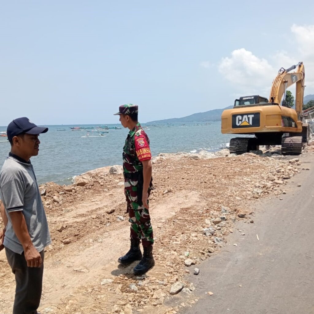 Upaya Cegah Abrasi, Babinsa Bintaro Dampingi Pemasangan Batu Pelindung