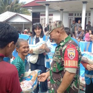 Kolaborasi TNI dan Relawan Asing Hadirkan Senyum di Batu Rakit