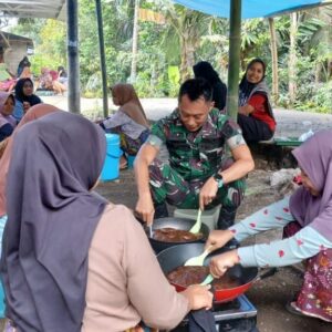 Dodol Ketan Jadi Bukti Kehangatan Satgas TMMD Ke-126 Kodim 1606 Mataram dan Warga