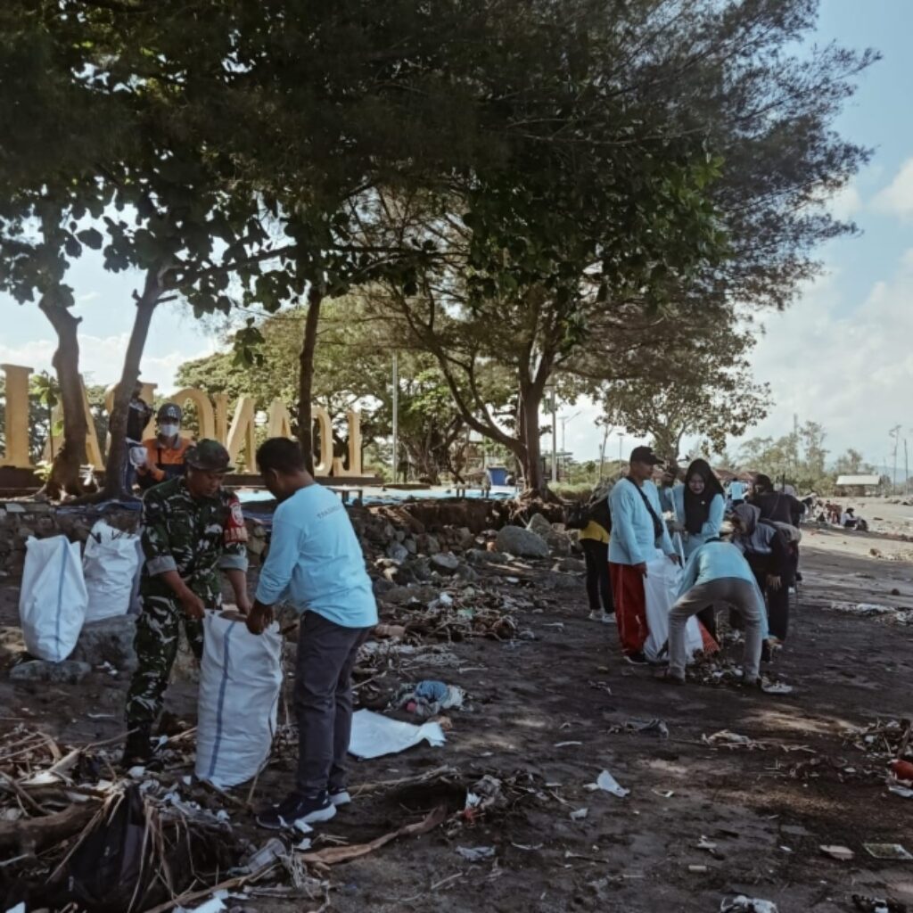 Kolaborasi Babinsa dan Dinas Perijinan Hidupkan Semangat Peduli Lingkungan