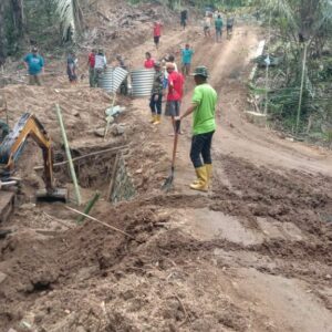 Satgas TMMD ke-126 Kodim 1606 Mataram Pasang Armco Perlebar Akses Jembatan Giri Madia