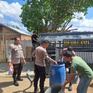 Sat Binmas Polres Bima Kota Laksanakan Kegiatan Pembagian Air Bersih untuk Warga Kelurahan Dara