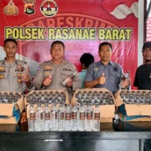 Tim Opsnal Polsek Rasbar Amankan Ratusan Botol Miras dari Bus AKAP Asal Luar Daerah