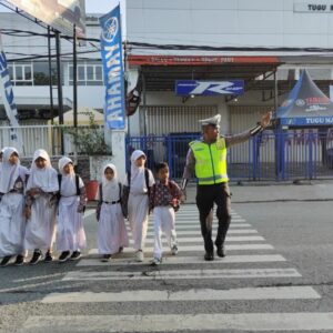Satlantas Polres Bima Kota Laksanakan Rawan Pagi, Bantu Anak Sekolah dan Pejalan Kaki Menyeberang Jalan