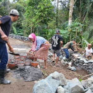 Tak Kenal Lelah, Inak Nur Ikut Gotong Royong TMMD Giri Madia