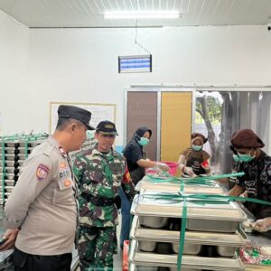 BHABINKAMTIBMAS DESA PRINGGARATA LAKUKAN MONITORING PENDISTRIBUSIAN MBG AGAR TEPAT WAKTU