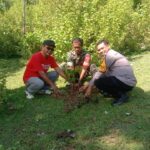 Peringati Hari Penanaman Pohon, Bhabinkamtibmas dan Elemen Desa Semamung Hijaukan Bale Kawa