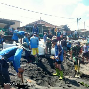 Sinergi TNI, PUPR, dan Warga Selamatkan Pantai Bugis dari Banjir Rob