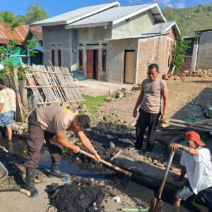 Antisipasi Banjir, Sat Binmas Polres Bima Kota Gelar Aksi Bersih Selokan di Kelurahan Ule
