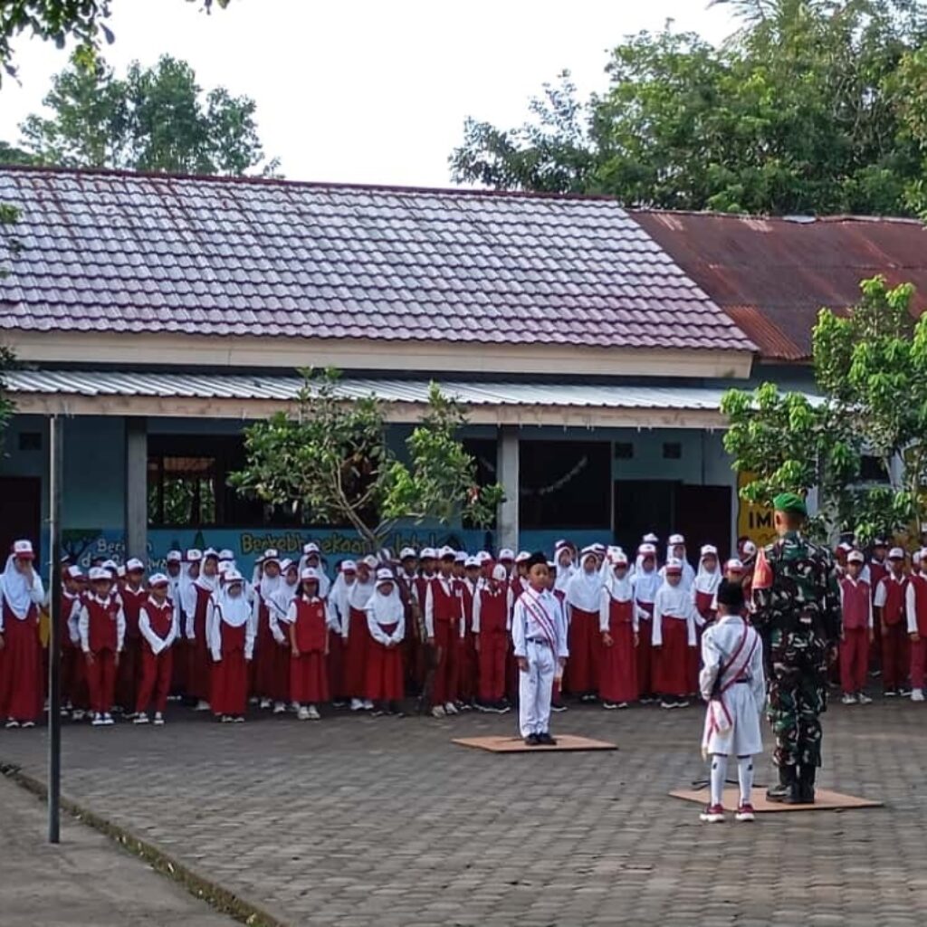Babinsa Kodim 1606 Mataram Tanamkan Semangat Kepahlawanan di SDN 1 Suranadi