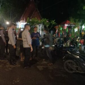 Patroli Blue Light Polsek Rasanae Barat Sampaikan Himbauan Kamtibmas di Festival Warna Warni 2025 Pantai Lawata