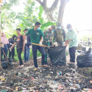 Sinergi TNI dan Warga Angkat Sampah di Ireng Daye