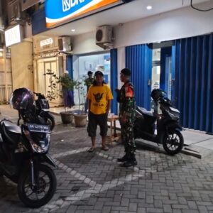 Babinsa Mataram Dorong Kesadaran Keamanan bagi Petugas Parkir