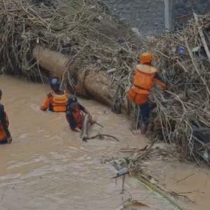 Sat Polairud Polres Bima Kota Lakukan Pencarian Korban Terseret Banjir di Dam Rontu dan Perairan Teluk Bima