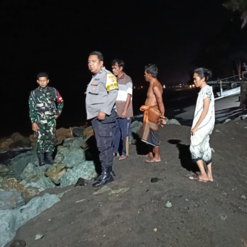 Babinsa, Bhabikamtibmas dan Lurah Jempong Baru Cek Pesisir Saat Cuaca Ekstrem