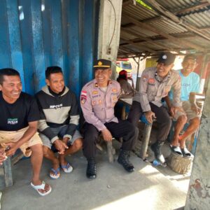 Sat Binmas Polres Bima Kota Gelar Jumat Curhat, Sampaikan Himbauan Kamtibmas kepada Pengojek di Pasar Senggol