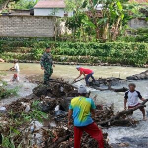 Aksi Bersih Sungai Midang Wujud Sinergi TNI dan Warga