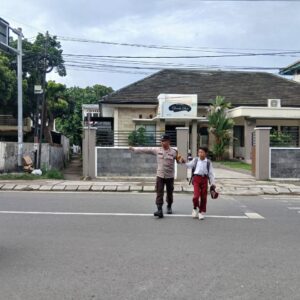 Personel Polsek Rasanae Timur Gelar Rawan Pagi dan Pengaturan Lalu Lintas di Dua Lokasi Sekolah
