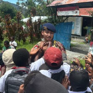 Dekatkan Diri dengan Masyarakat, Satgas Ops Damai Cartenz Adakan Edukasi dan Hiburan untuk Anak-Anak di Puncak Jaya