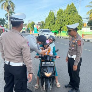 SATLANTAS POLRES DOMPU BERSAMA JASA RAHARJA BAGIKAN HELM SNI UNTUK ANAK-ANAK