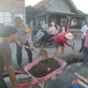 Perkuat Sinergi, Polri dan Warga, Desa Dalam Gelar Gotong Royong