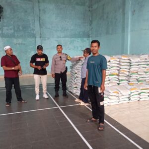BHABINKAMTIBMAS DESA PENGENJEK LAKUKAN MONITORING PENDISTRIBUSIAN BERAS BANTUAN PEMERINTAH