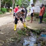Polsek Sekotong, Warga & KKN Bersihkan Got di Lombok Barat