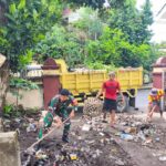 Antisipasi Banjir, Babinsa Kekalik Jaya Gerak Cepat Bersihkan Irigasi