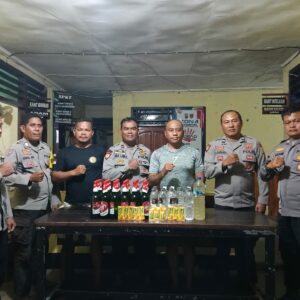 POLSEK HU’U GELAR RAZIA MIRAS DALAM OPERASI PEKAT, AMANKAN PULUHAN BOTOL ARK DAN BIR