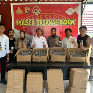 Team Opsnal Polsek Rasana’e Barat Amankan Ratusan Botol Miras Jelang Perayaan Natal 2025 dan Tahun Baru 2026