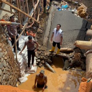 POLDA SUMUT BANGUN JEMBATAN DARURAT DI TAPTENG, PULIHKAN AKSES WARGA DAN JALINSUM