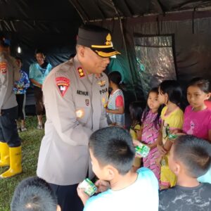 Sentuhan Kepedulian: Polres Humbahas Berikan Trauma Healing bagi Anak Korban Bencana