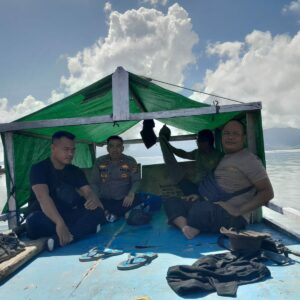 Polsek Langgudu Respon Cepat Evakuasi Perahu Boat Dihantam Gelombang di Perairan Langgudu